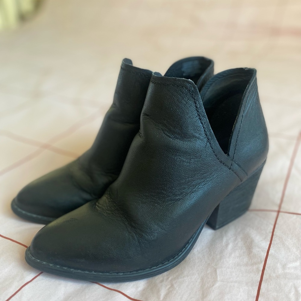 Steve Madden cutout ankle boot size 7.5